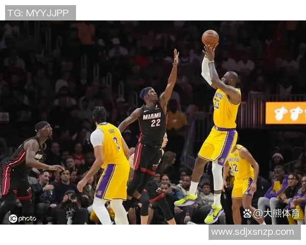 10月7日湖人与热火精彩对决全场录像回放及精彩瞬间分析 10月7日湖人与热火精彩对决全场录像回放及精彩瞬间分析